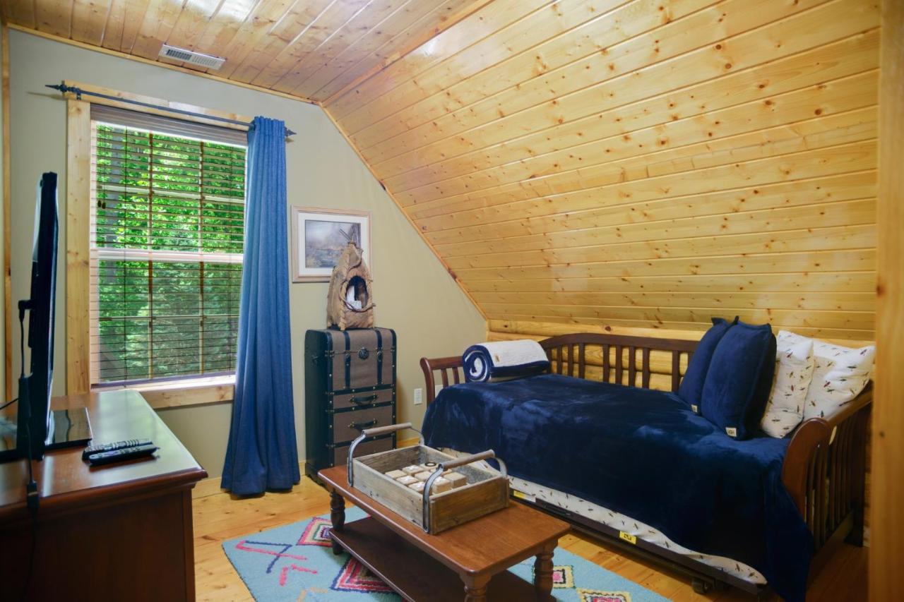 Tree Top Lodge - Gorgeous Lake Cabin With Hot Tub & Magnificent Views Of Forests And Mountains! Cabin Butler المظهر الخارجي الصورة